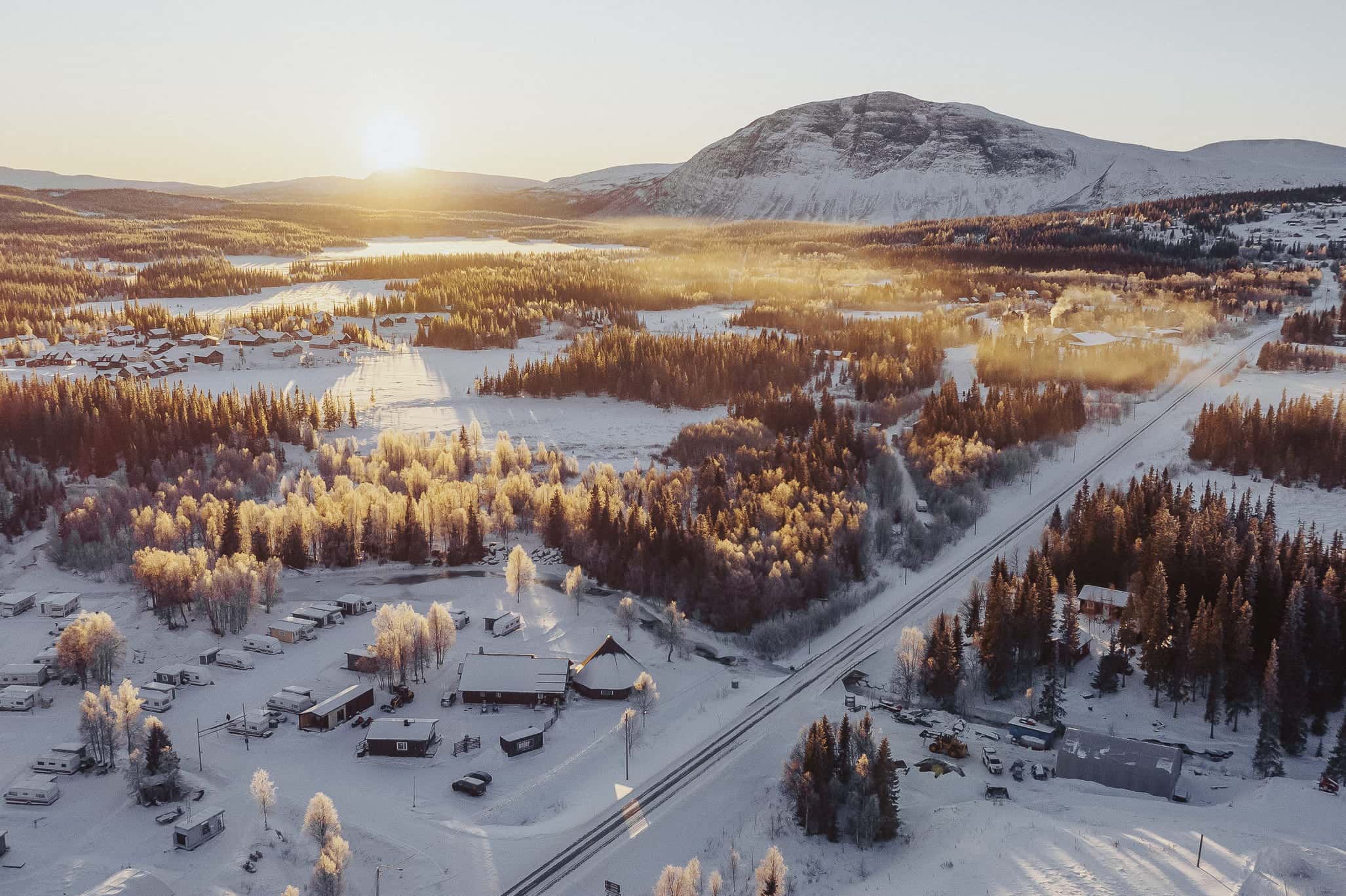 Borgafjäll i vintersol med Borgaporten i förgrunden