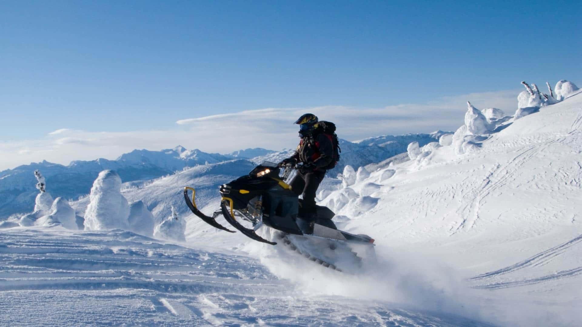Skoterförare i pudersnö på kalfjället ovanför Borgafjäll