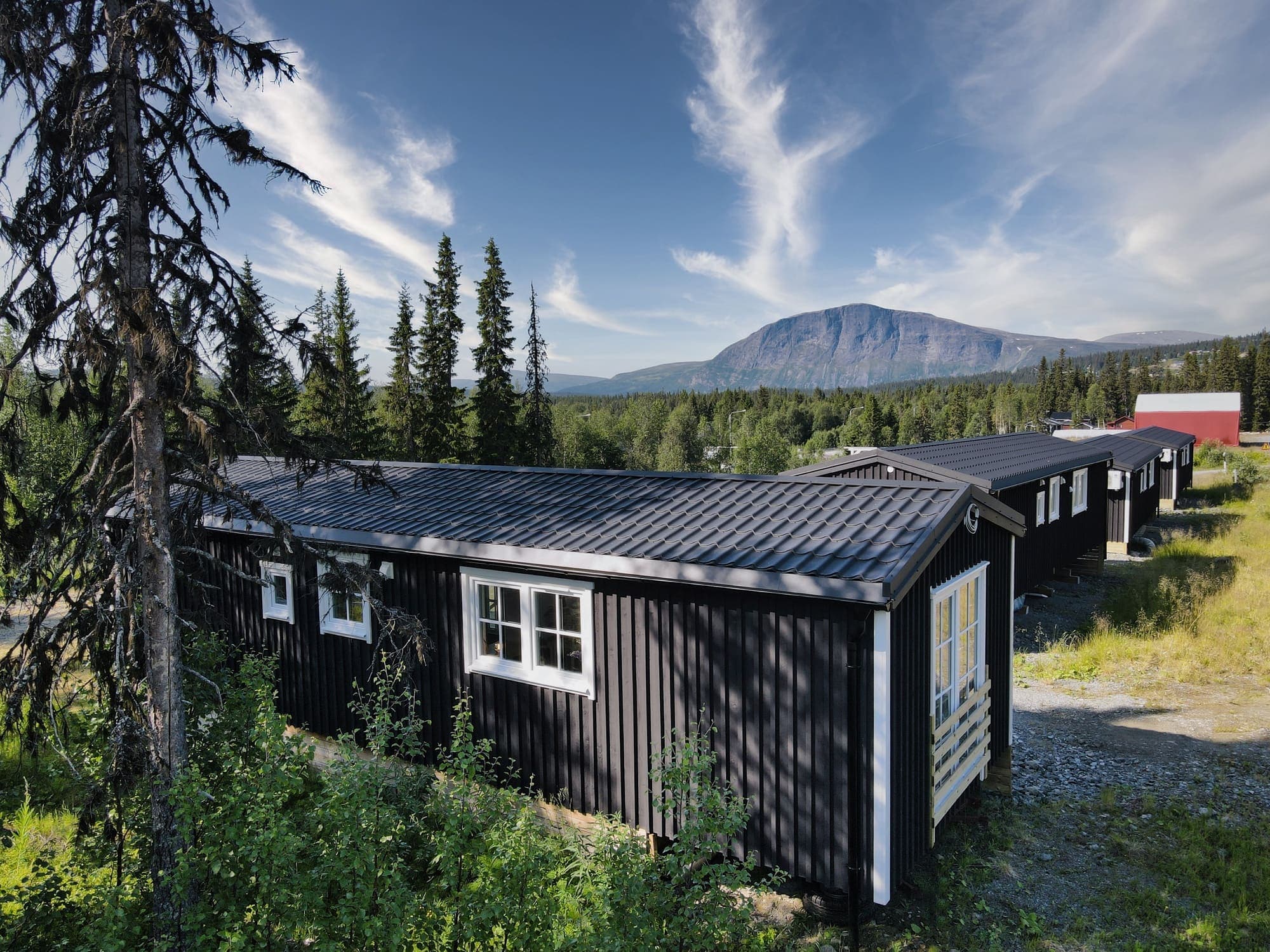Stugorna en sommardag med fjället bakom