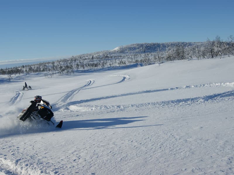 Snöskoter på kalfjället